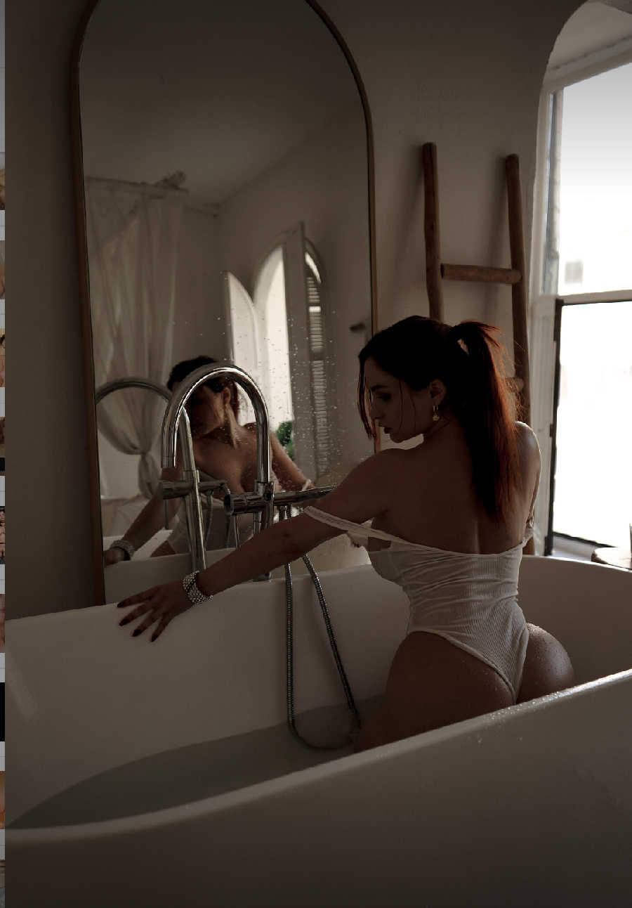 A playful frame from Miranda Faith nude — online in Pekanbaru